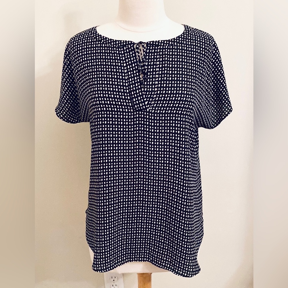 LOFT Black White Dot Print SZ M Timeless Weekend Chic Classic Preppy Casual Top